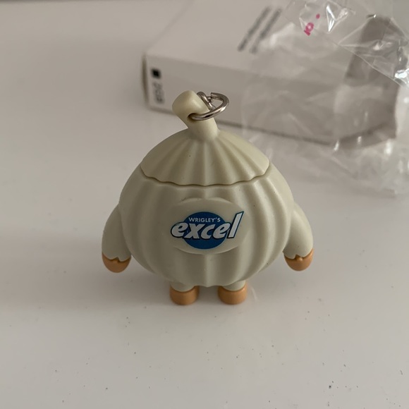 BNIB Excel Garlic 🧄 Critter USB Keychain - Picture 2 of 5